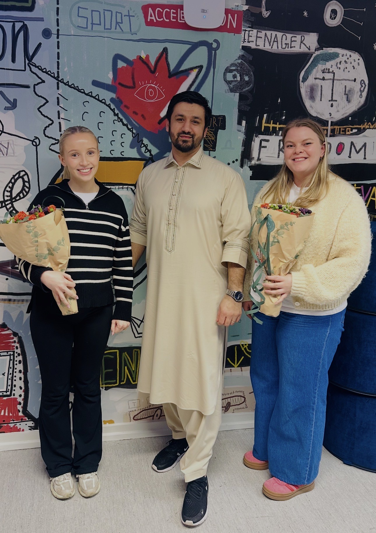 Praksisstudenter ved Mestringscafen .            Julie Hjelleset, Fawad Fazli, Vibeke Øvrehus Medhus